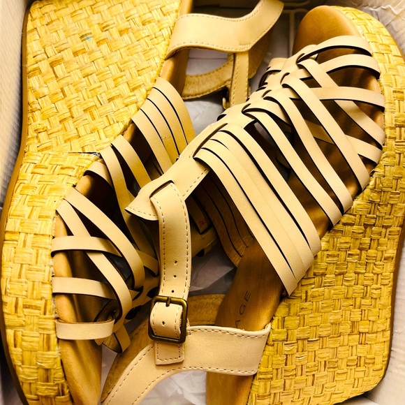 Wedge - Picture 3 of 8